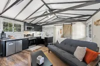 Mini Mountain Retreat surrounded by Trees in enchanting Divide with WiFi