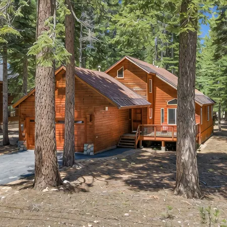 Tahoe Donner Retreat Easy Winter Access Sleeps 8 Near Skiing