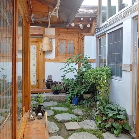 Bukchon Yeonwoo Hanok Stay Отели рядом с достопримечательностью «Общественная библиотека Пукчхона»