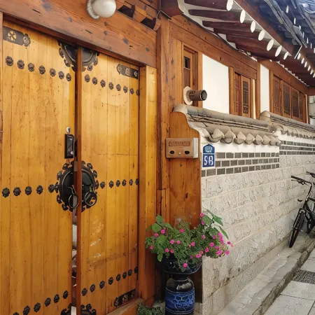 Bukchon Yeonwoo Hanok Stay Отели рядом с достопримечательностью «Общественная библиотека Пукчхона»