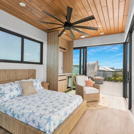 New!Luxurious & spacious waterfront 4 bedroom house in Marathon with endless fun