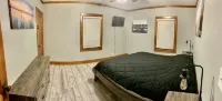 QUAINT 2BR LAKE COTTAGE 1 MINUTE WALK TO JET EXPRESS AND RESTAURANTS - 2-Star
