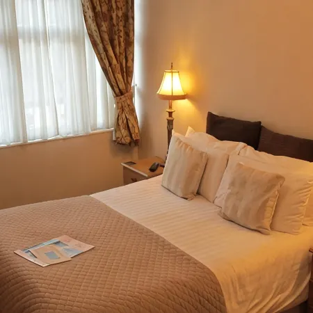 Monties Guest House - Adults Only