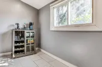 Charming 2 Bedroom with in Home Gym - Bungalow