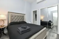 Times Square Stylish 5-Bedroom, 3-Bath Chic Duplex Apartment - Bungalows