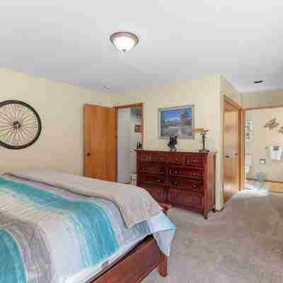 Golf Course View Condo • Quick Walk to Downtown Leavenworth & Resort Pools! Rooms