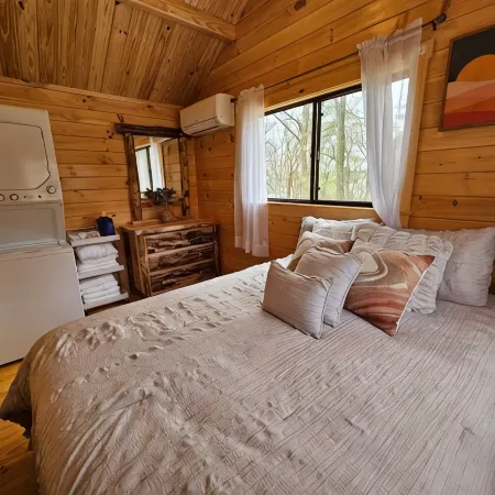 Charming 2-bedroom tiny cabin hot tub camp fire