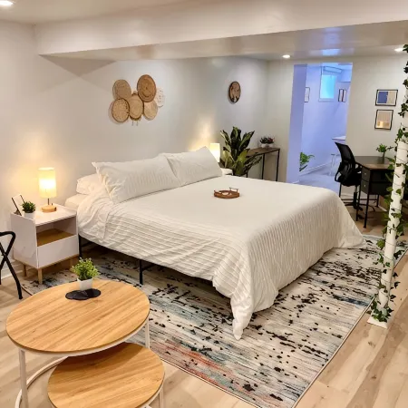 The Boho Oasis: Spacious Deluxe Apartment, Close to All Amenities, Safe & Quiet