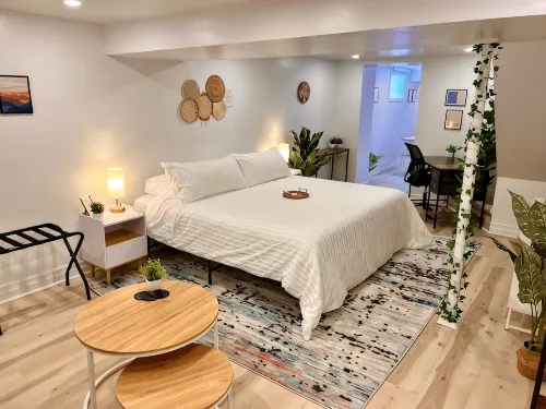 The Boho Oasis: Spacious Deluxe Apartment, Close to All Amenities, Safe & Quiet