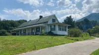 Wears Valley Farmhouse with Wonderful Views, Hot Tub and Firepit - Farmhouses