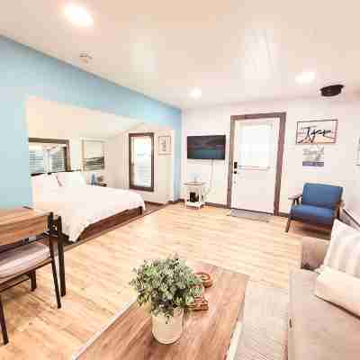Cozy Studio Cottage with Harbor View/Spacious Full Kitchen & Pet Friendly Rooms