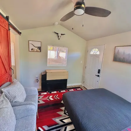 Cozy and Quiet Tiny House Cottage with Skylight 2 Minutes from Main Street