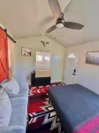 Cozy and Quiet Tiny House Cottage with Skylight 2 Minutes from Main Street - Wifi