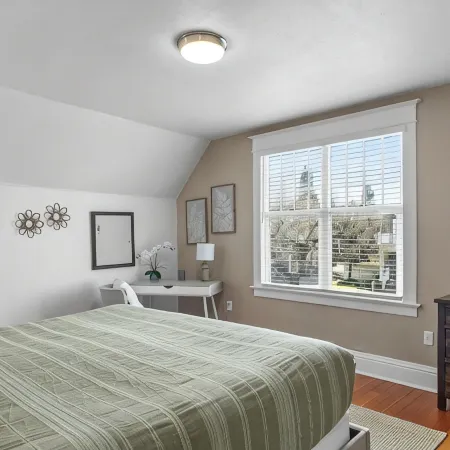The Cushman House A: Unit A near 6th Ave UPS UW Ruston