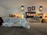 Venus ~ Cabin Sixteen ~ Pet Friendly ~ Lakefront - Chalets
