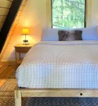 Romantic A-frame Cabin with Cedar Sauna, Private River and Scenic Views - シャレー
