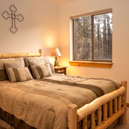 Angel Fire Chalet Nestled in the Pines, convenient to Ski and Golf w/Hot Tub
