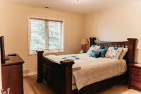 Whitefish Wonderland. Private Hot Tub - 1 mi from Downtown Whitefish. - Hot Tub
