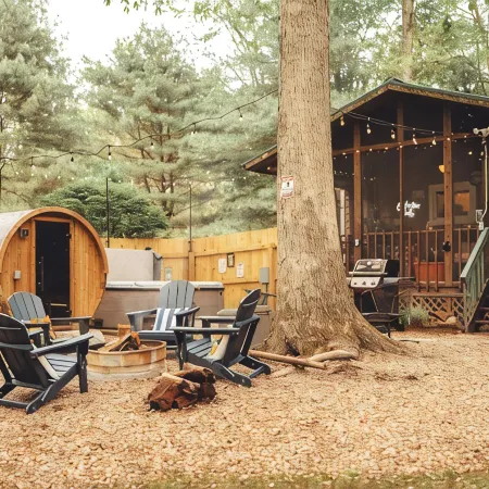 Luxury Cozy cabin with hot tub/ sauna/ Wifi/ close to rock house in Laurelville