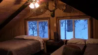 Riverfront Log Cabin, minutes away from your outdoor adventure - 샬레 호텔
