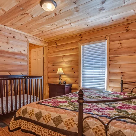 Piney Knob Lodge-15 Min to Lake Lure-30 Min to TIEC-Hot Tub -Stocked Pond-Creek