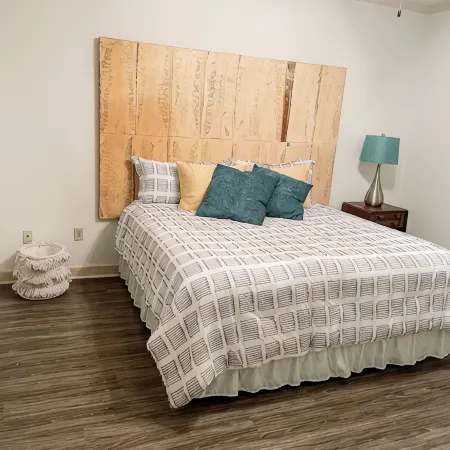 2 BR / 2 BA UNIT! WALKING DISTANCE FROM SQUARE AND CAMPUS!!