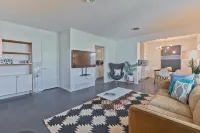 Luxury Private Resort - 1 Block to El Paseo! Sleeps 12! - 4-Star