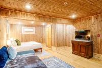 Majestic log home on 20 private acres near ski resort w/pool & hot tub - Pools