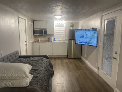 Quaint, tiny home in the small town of Bainbridge.  Newly remodeled. - Apartments