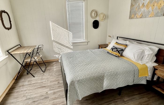 The Bungalow House; 2 Bed 1 bath; minutes from Cheyenne Bottoms! Pet Friendly.