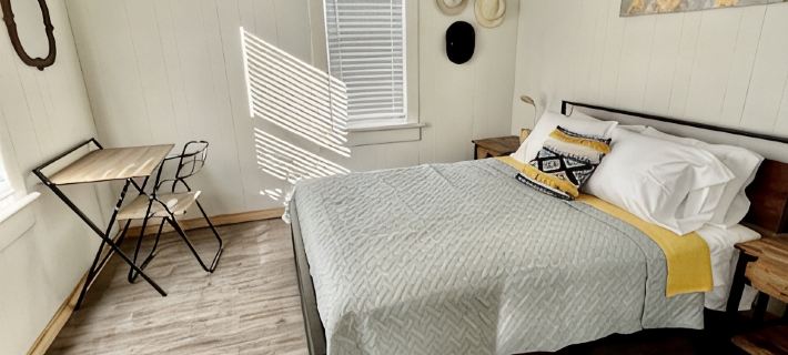 The Bungalow House; 2 Bed 1 bath; minutes from Cheyenne Bottoms! Pet Friendly. Hotels in Barton County