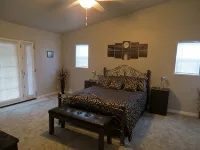Large Home 3/3 plus Bonus Rm, 14' Pool & Jacuzzi, close to Downtown Joshua Tree - 2-Star