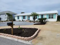Beautiful Beach Home- 3 min walk to beach-Boat dock in back yard & private pool - Swimmingpools