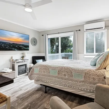 A Room With a View-1 BR Efficiency Condo Close to Everything.