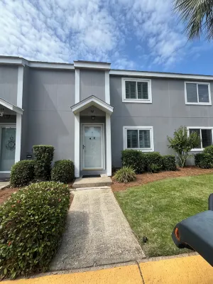 Beach Chair & Umbrella Service, Private Beach, Woof ok, BBQ, Pools, Pickle Ball! - Bungalows