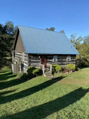 Cozy Log Cabin Near the Parkway - Homestays