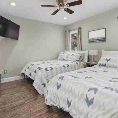 Candlewood Lakefront 3bd/ 2 bath house w/ 180 degree views! Rooms