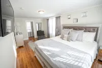 West Roxbury Retreat–Near Downtown Boston, Steps to Train & Bus,Member Only Deal - บังกะโล