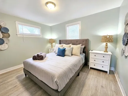 Vintage charm, modern comfort! Lakeshore retreat 3 mins to the beach! - 3-Star