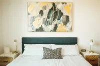 Traverse City's Local's Hideaway: King Suite & 4 Hot Tubs Await! - 4 stjerner