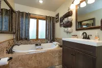 JACUZZI SUITE 2 Queen Beds Private and Romantic! - บังกะโล