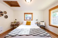 ~LARGE WESTSIDE HOME~ Walk to everything! Welcome to KINGSTON HOUSE - Balkoner