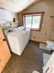 Cozy Bear Den - private house with fenced yard! - Homestays