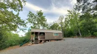 Cozy tiny cabin nested in the trees in a lake community, peaceful countryside. - Chalets