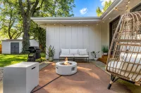 White Guesthouse with a Pool - homestay