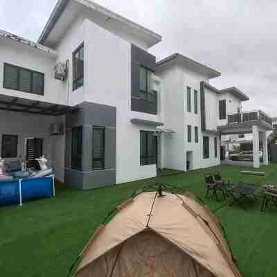 20-person pool table / BBQ / TV games / kids' pool / KTV Kulai Hotel Exterior