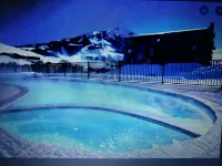 4 BR Mountain Side Condo with Heated Pool and Hot Tub! Sleeps 9 - 무료 와이파이