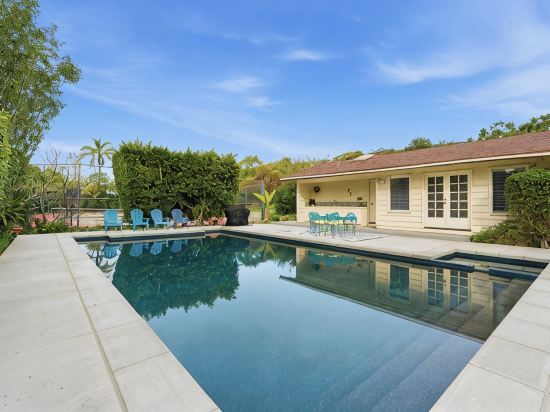 Pool, Foosball, Pool Table, Basketball Family Friendly, blocks from the beach!