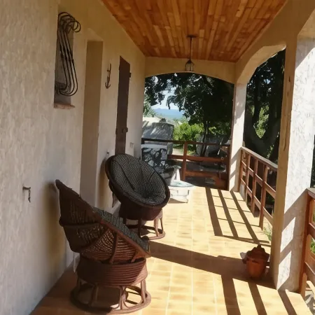 BEAUCAIRE Recent house surrounded by nature