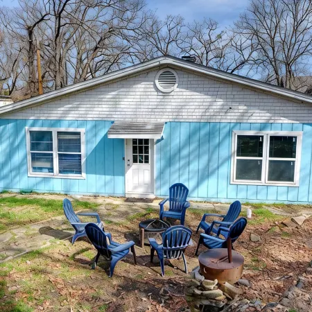 Cozy lake side villa for family getaway. Pet-friendly